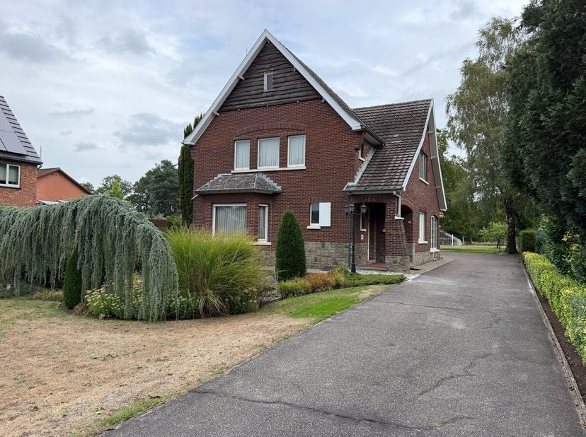 In De Drij Dreven 4 te Zonhoven vinden we deze ruime vrijstaande woning met tal van mogelijkheden, gelegen op een prachtig perceel van maar liefst 20a