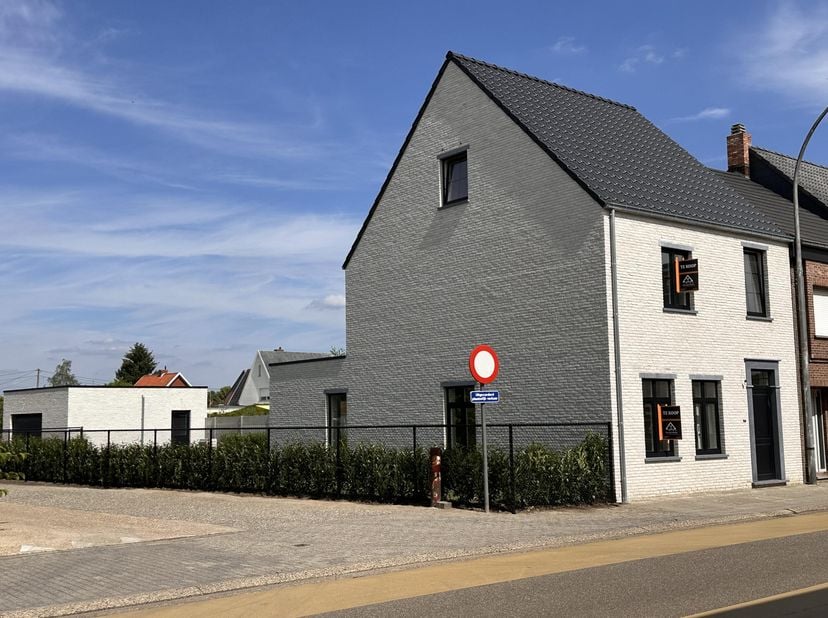 prachtige afgewerkte woning te koop, voortkapel .Gelegen op een perceel van 11a 97ca combineert deze woning karaktervolle architectuur met hedendaags