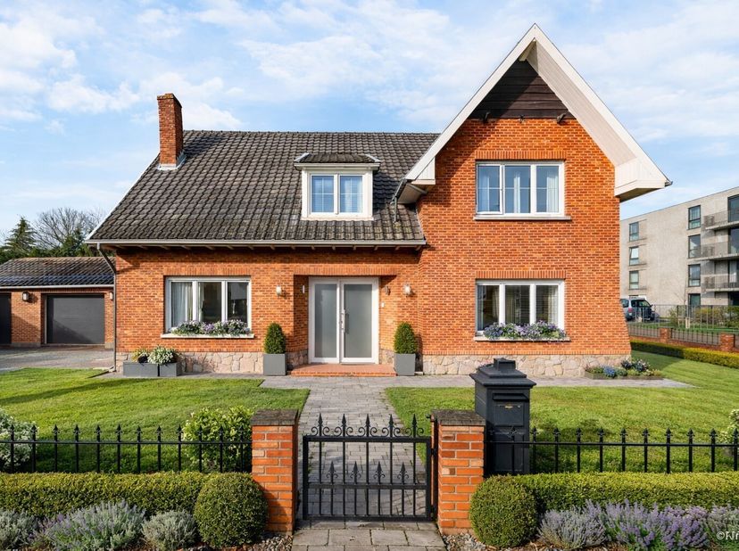 Een ruime woning in Leopoldsburg met extra mogelijkheden voor werk, hobby of kangoeroe wonen?<br />
Immo Deliën presenteert deze degelijke en ruime ge