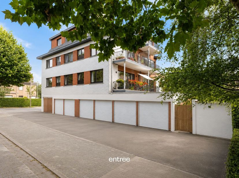 À la recherche d’un appartement confortable de plain-pied avec un agréable espace extérieur et un emplacement de parking ? Ce bel appartement situé Pl
