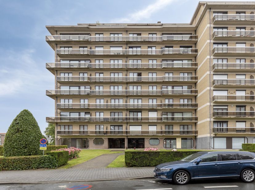 Dit instapklare en volledig gerenoveerde appartement (2022) in Molenbeek combineert comfort, functionaliteit en een doordachte indeling.<br />
<br />