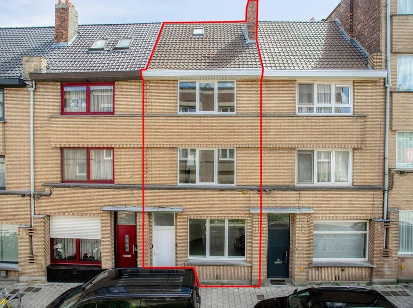 Maison à rénover à vendre avec beaucoup de potentiel. <br />
<br />
La Tenderstraat bénéficie de la modernisation à grande échelle du quartier de la g