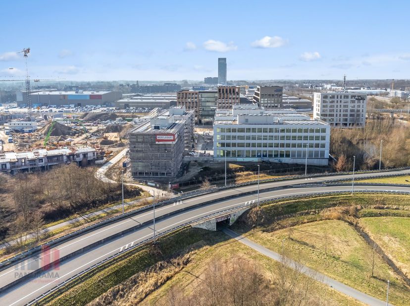 Dit uitzonderlijk kantoorgebouw van 2871 m²&amp;nbsp;maakt deel uit van het hoogwaardig kantorencomplex "Atmos", bestaande uit vijf BREEAM OUTSTANDING-gec
