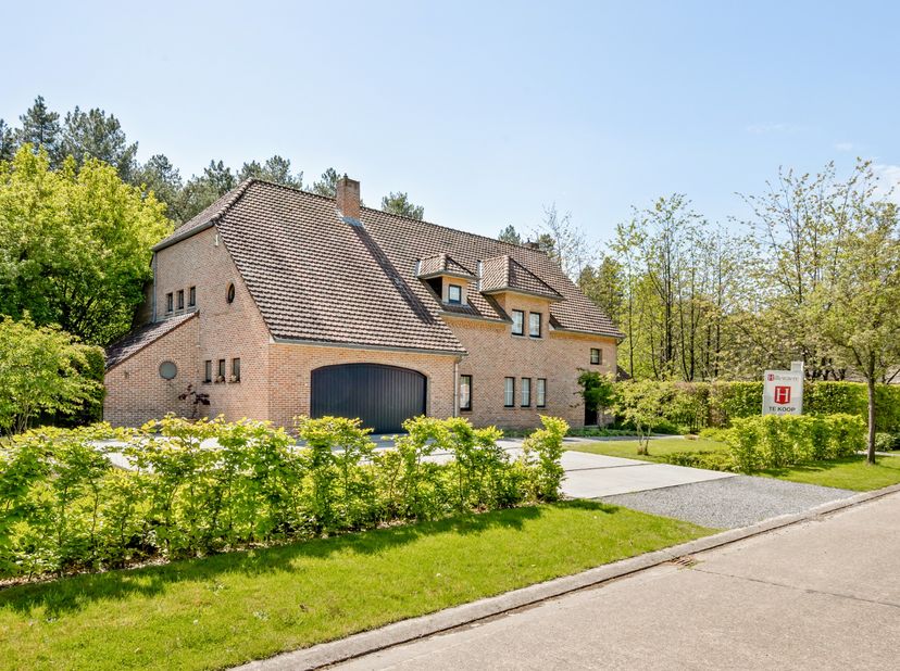 Deze tijdloze villa op een prachtig zuidgericht perceel van +/- 2.750 m² is residentieel gelegen in een doodlopende straat aan de rand van een natuurr
