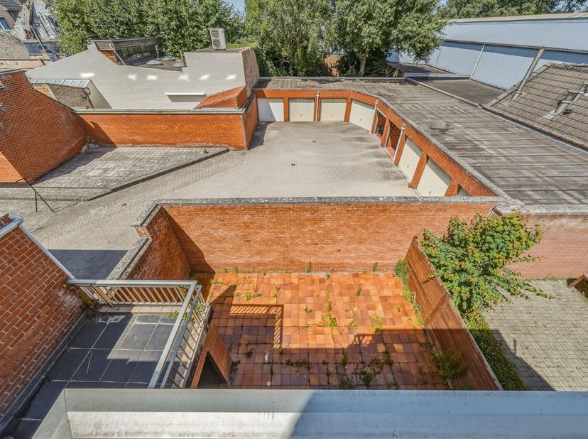 Bent u op zoek naar een interessante investering met onmiddellijke huuropbrengsten? Dan is dit volledig appartementsgebouw in Oudenburg een uitstekend