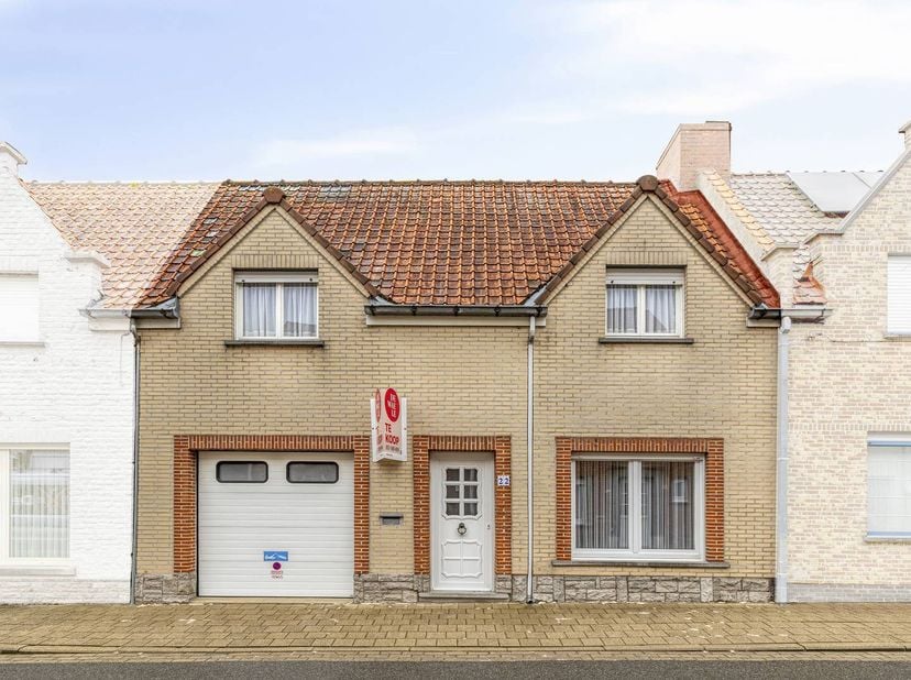 Huis te koop met 3 slaapkamers, inpandige garage en tuin in Ieper. De woning is verrassend rustig gelegen en geniet van een vlotte verbinding met de A