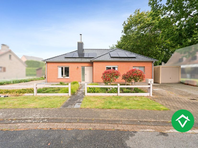 Deze alleenstaande woning vlakbij een bosrijke omgeving is gelegen op een grondoppervlakte van 637 m².<br />
Bestaande uit: oprit - inkomhal - toilet