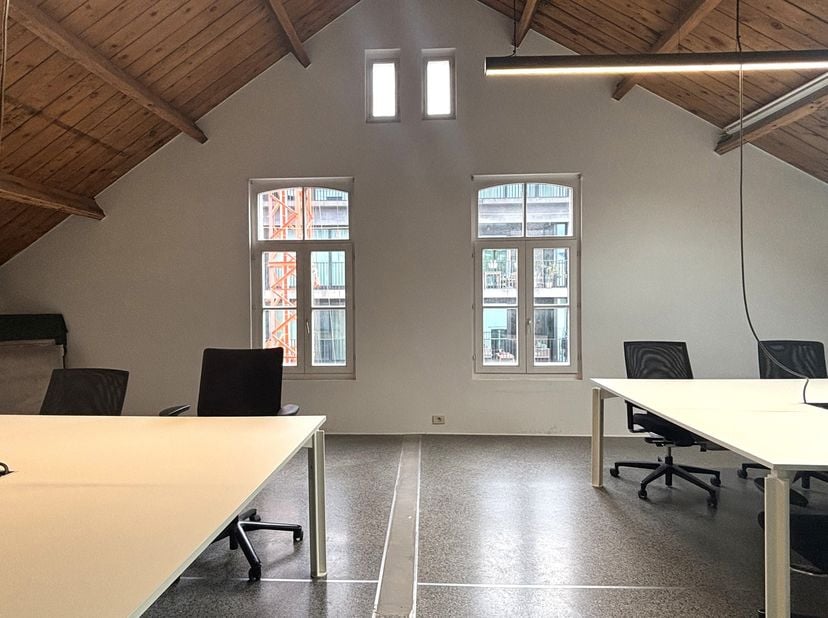 In dit voormalig pakhuis in de Verlatstraat wordt dit loft-kantoor ter beschikking gesteld.<br />
Hartje Zuid, te midden van de gezelligste cafeetjes