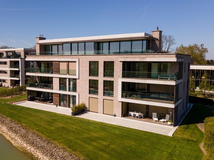 Deze luxueuze PENTHOUSE van 218 m², gelegen in een residentie grenzend aan de golf van Sterrebeek, geniet niet enkel van prachtige zichten en een unie