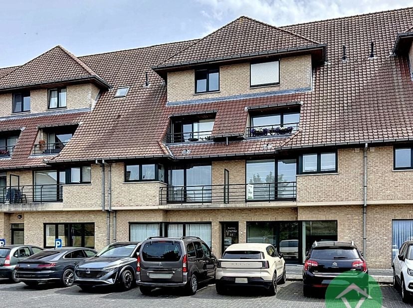 Dit instapklaar appartement is gelegen op de 1ste verdieping en bestaat uit: lift - inhomhal met ingebouwde kast - toilet - keuken - living met aanslu