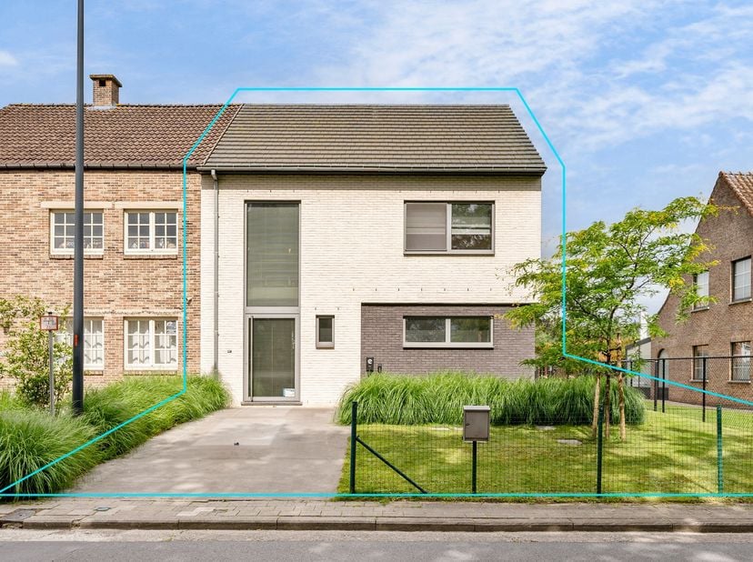 Ruime, rustig gelegen en energiezuinige woning met 4 slaapkamers.<br />
BEKIJK ZEKER ONZE (VIRTUELE) GRONDPLANNEN EN ATTESTEN VOOR DE INDELING EN EXTR