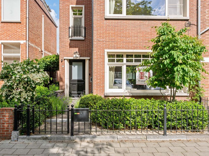 De woning beschikt op het gelijkvloers over een ruime inkomhal met gastentoilet, een prachtige leefruimte met open keuken, een wasplaats en kelder. Op