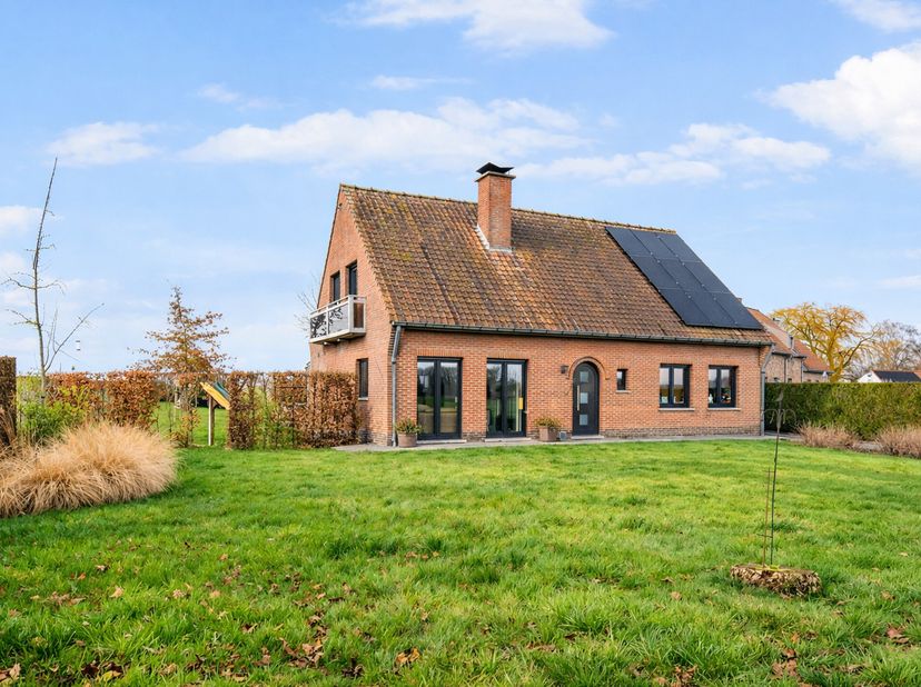 Alleenstaande, gerenoveerde woning met grote tuin en zicht op groen &amp; Kluisberg<br />
In een uiterst rustige, doodlopende straat bevindt zich deze all