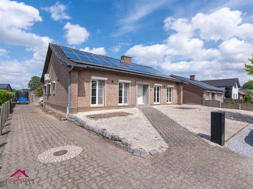 Charmante, rustig gelegen vrijstaande gezinswoning met inpandige garage op volledig omheind perceel<br />
Troeven<br />
- Nabij het centrum<br />
- Ge