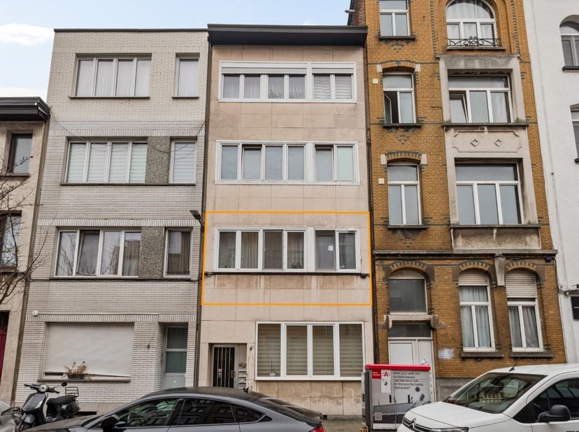 Dit gerieflijke appartement op de 1e verdieping is erg centraal gelegen op de grens tussen Wilrijk en Hoboken. Alle nodige faciliteiten, zoals winkels