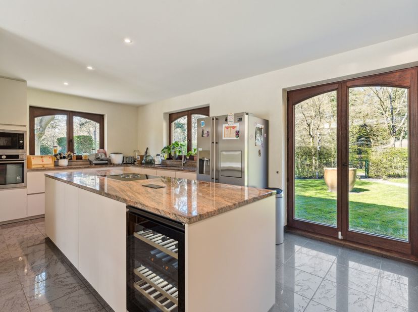 In een rustige en groene omgeving in Schoten bevindt zich deze ruime Spaanse villa op een royaal perceel van 8.670  m². Dit eigendom combineert karakt