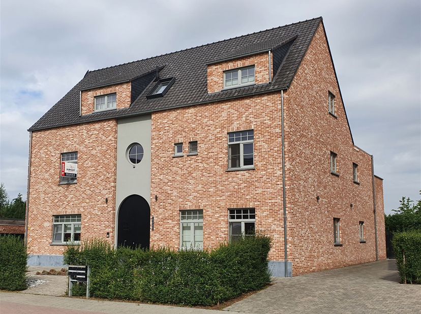 Centraal gelegen in Heultje (Westerlo) vinden we dit ruime appartement.<br />
<br />
Dit appartement is gelegen op de eerste verdieping en omvat een