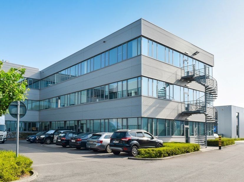 300m² kantoorruimte (uitbreidbaar tot 750m²)<br />
Ligging: vlakbij E313<br />
<br />
Specificaties: dubbel glas, ingedeeld, verlaagd tegelplafond, in