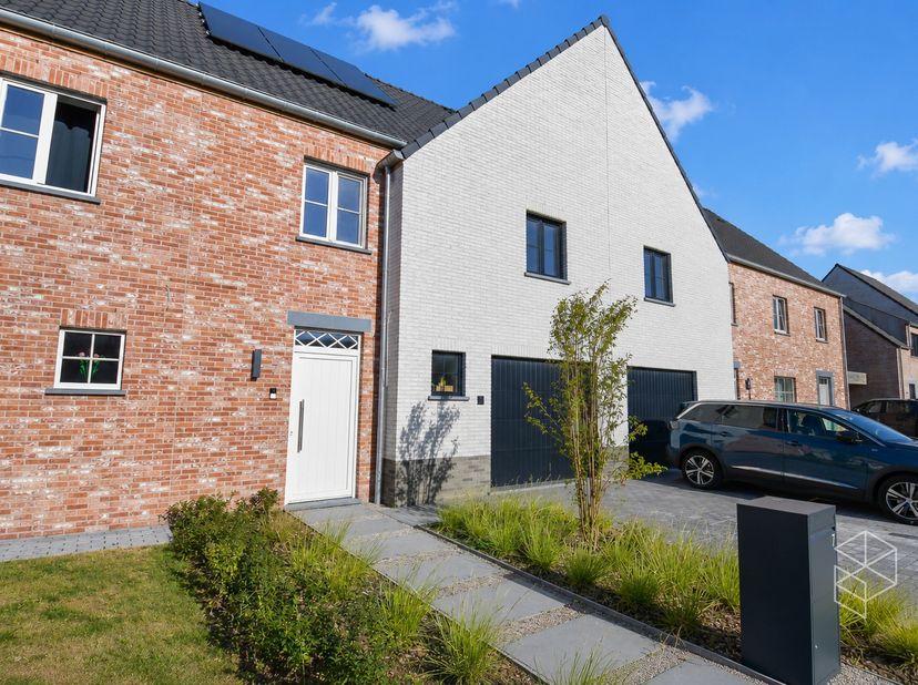 Deze recente woning&amp;nbsp; met 3 slaapkamers is rustig gelegen in een doodlopende straat en kindvriendelijke wijk.<br />
INDELING: Via de inkomhal met