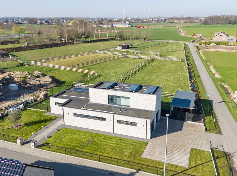 In de rustige en landelijke Bootdijkstraat te Moerzeke (Hamme) bevindt zich deze recente villa, gelegen op een uitzonderlijk ruim perceel. Deze eigend