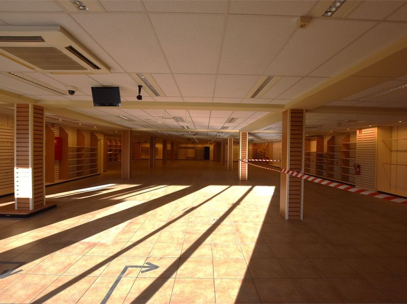 Uniek opportuniteit!! Polyvalente handelsruimte van maar liefst 580 m² op uitstekende locatie te centrum Putte.<br />
<br />
Dit uitzonderlijk vastgoe