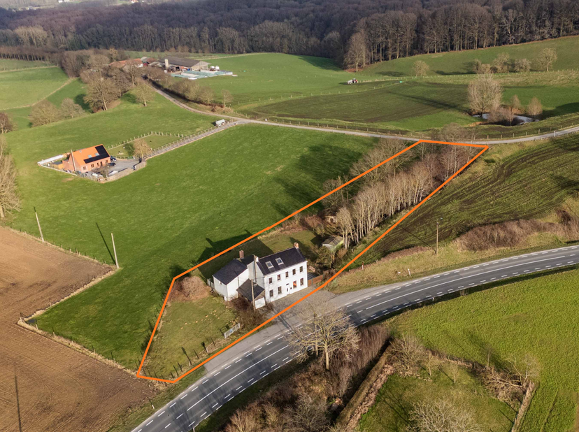 Op de Hotond, het hoogste punt van Oost-Vlaanderen, bevindt zich deze deels te renoveren villa met een uitzonderlijk panoramisch uitzicht.<br />
Dankz