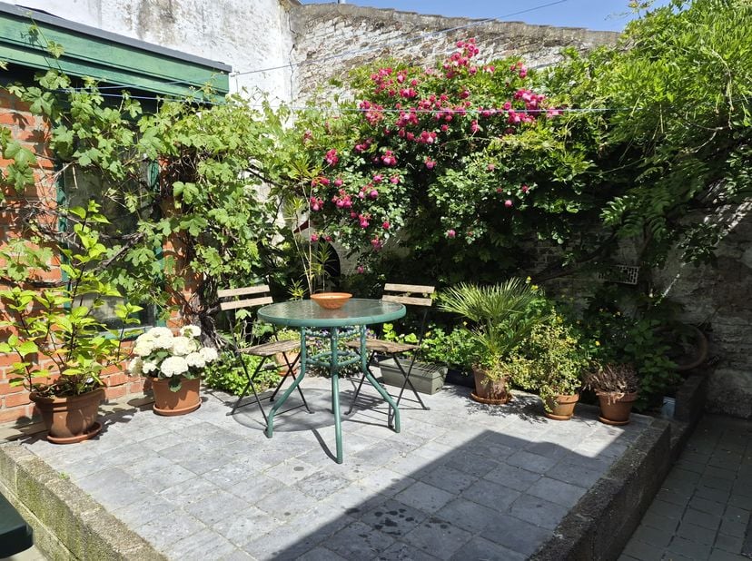Karaktervolle centrumwoning met groene koer<br />
<br />
Op zoek naar een compacte maar verrassend veelzijdige woning met karakter? Deze charmante sta
