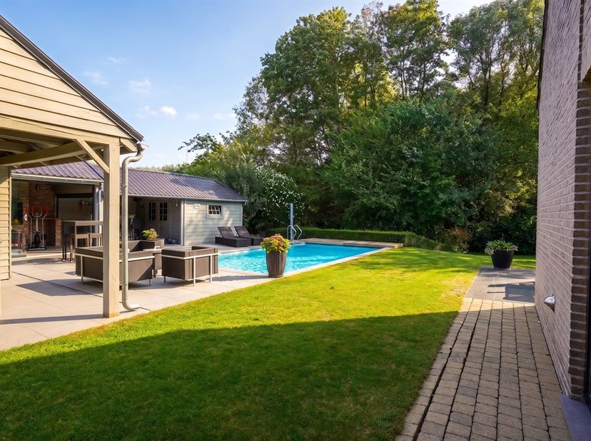 Villa située sur un vaste terrain  de 2 319 m² avec piscine et au charme irrésistible !  Ici, vous vivrez dans un espace généreux, entouré d’arbres ma