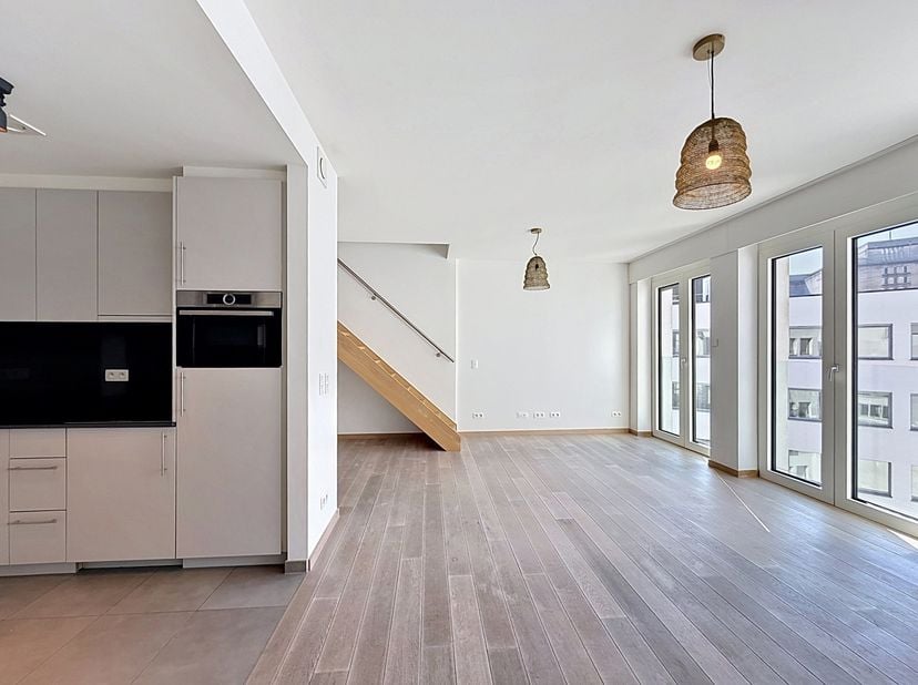 Dit appartement, dat in 2019 volledig is gerenoveerd, ligt vlak bij de Kunstberg en het Centraal Station en heeft een bijzonder gunstige ligging, met