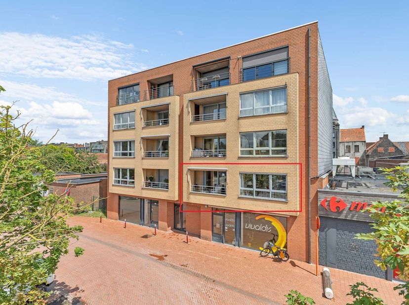 Dit lichtrijke appartement in het centrum van Deinze is zeker een bezoek waard.<br />
<br />
Gelegen op de eerste verdieping en bereikbaar via lift of