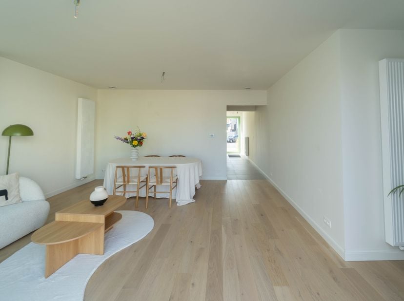 Gerenoveerde ruime woning te Destelbergen. Afgewerkt met mooie duurzame materialen. Het huis bevindt zich in de onmiddellijke nabijheid van buurtwinke