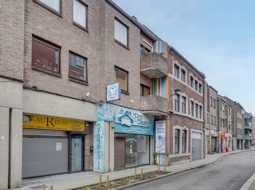 Nabij de Grote markt ligt dit instapklaar appartement.<br />
Naast een lichtrijke woonkamer vind je er een degelijke ingerichte keuken en een ruime sl