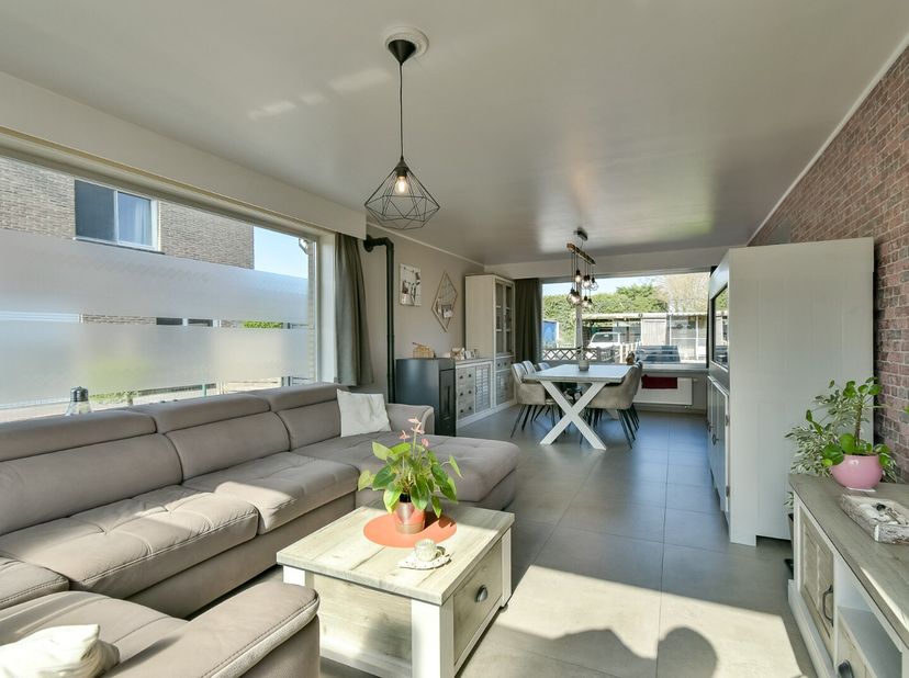 Welkom in Beukenstraat 12, een instapklare en recent gerenoveerde woning in het gegeerde Don Bosco, op een boogscheut van het centrum van Torhout. De