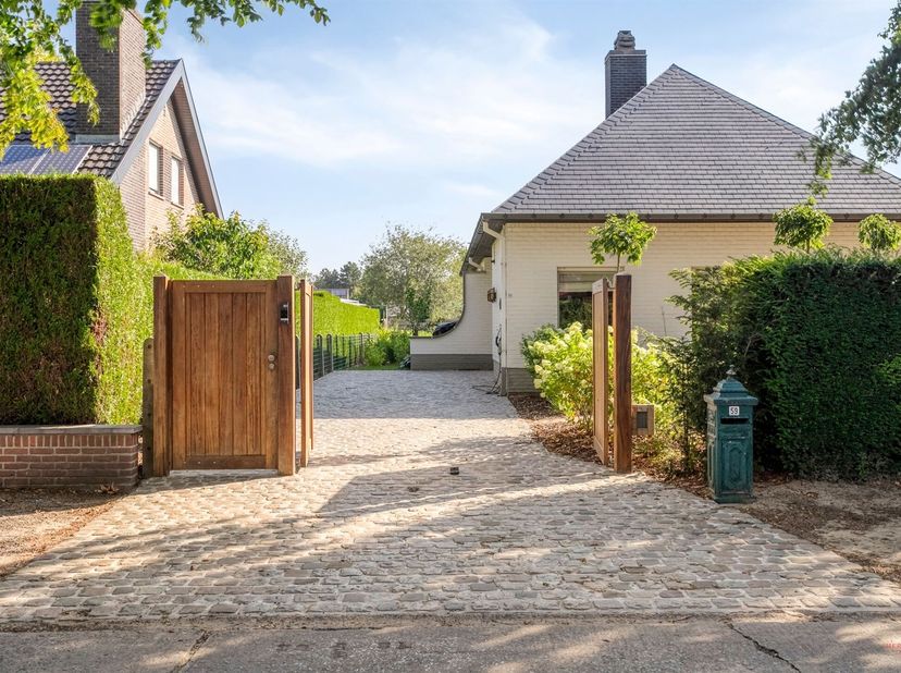 Ruim, comfortabel en toekomstgericht wonen op een toplocatie in Zulte? Ontdek deze instapklare gezinswoning met prachtig aangelegde tuin op een percee