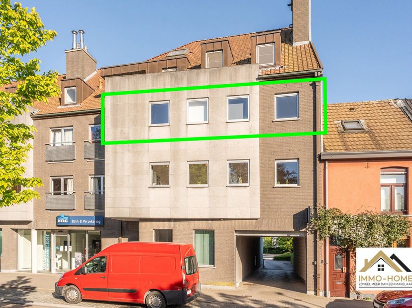 Dit hedendaags en lichtrijk appartement vinden we terug op de tweede verdieping van het complex, en is te bereiken via zowel de trap als de lift. We k