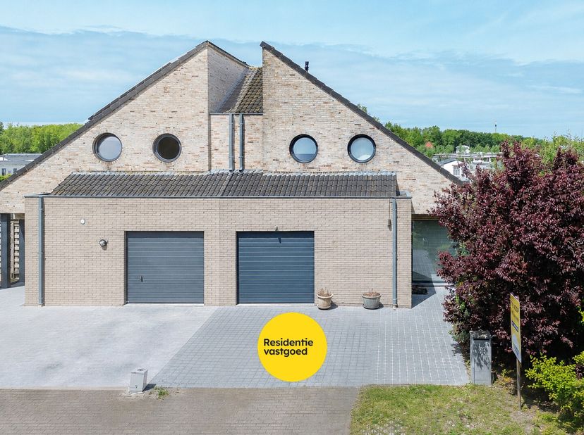 Ontdek deze verzorgde halfopen bebouwing in het gegeerde Vosseslag te De Haan, op een rustige ligging vlakbij bos en duinen. Deze woning uit 2011 bevi