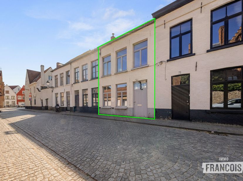 STARTPRIJS - BEZOEKDAG OP ZATERDAG 29/08<br />
Deze charmante stadswoning is gelegen in een rustige straat in het hart van Brugge en werd recent volle
