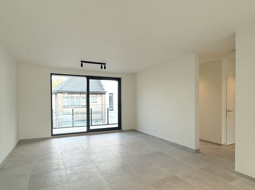 Ontdek dit moderne appartement op de eerste verdieping, waar comfort, licht en energiezuinig wonen perfect samenkomen.<br />
Indeling: inkom, badkamer