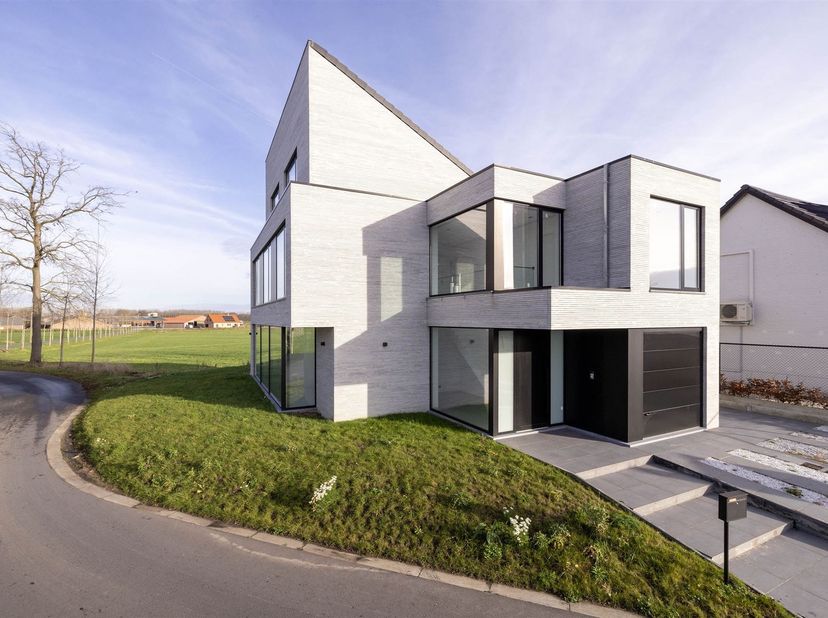 Energiezuinige woning met 6 slaapkamers, 2 badkamers en een prachtig zicht op het achterliggende weiland! Centraal gelegen op de verbindingsas tussen