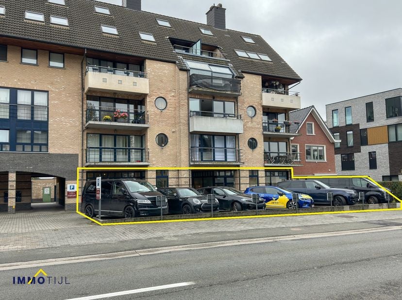 Deze ruime kantoorruimte ligt op het gelijkvloers van een verzorgd gebouw en biedt tal van mogelijkheden dankzij de multifunctionele indeling. De ruim