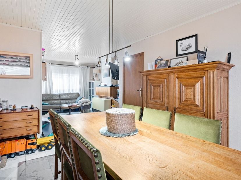 Charmante Te Renoveren Woning op Centrale Ligging in Niel<br />
Deze te renoveren woning is gunstig gelegen vlak bij het centrum van Niel, winkels, sc