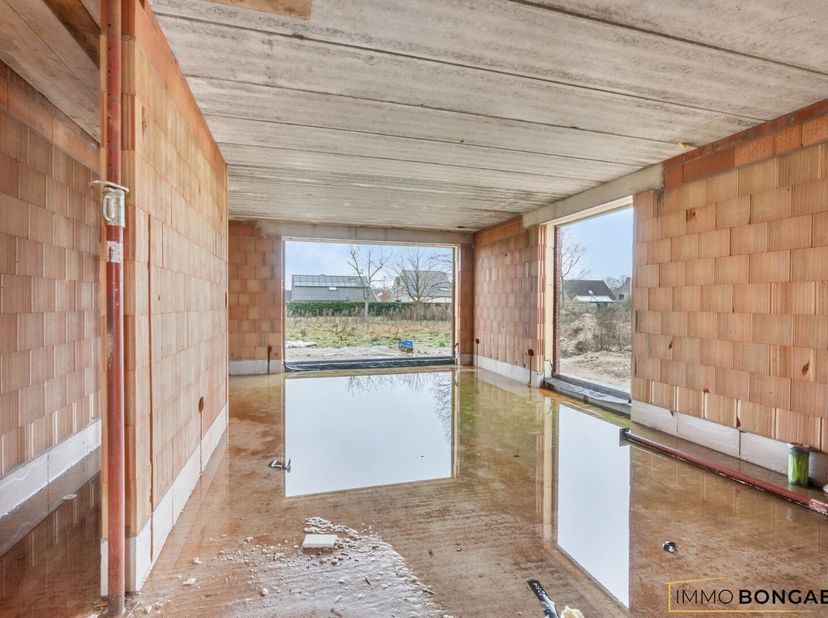 Deze volledig afgewerkte woning combineert hedendaags comfort met energiezuinig wonen. Er is een mogelijkheid tot aankoop aan 6% btw in plaats van 21%