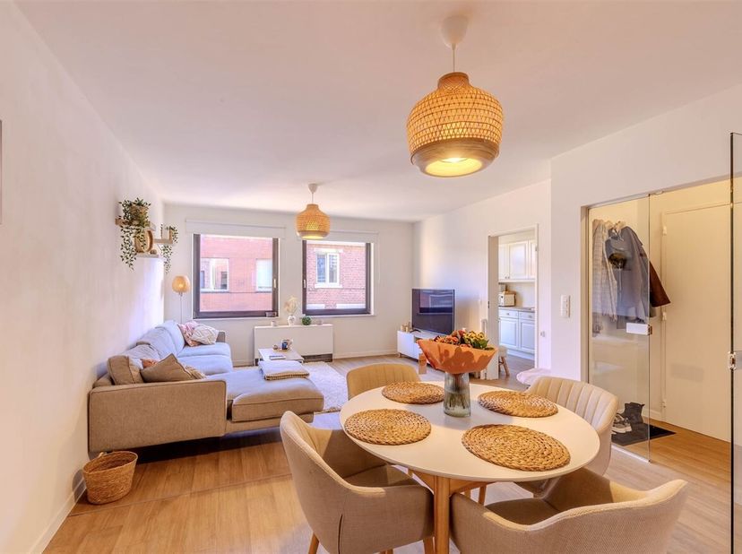 Appartement rénové de 2 chambres<br />
L'immeuble date de 1995 et l'appartement a été entièrement modernisé et répond aux normes énergétiques contempo