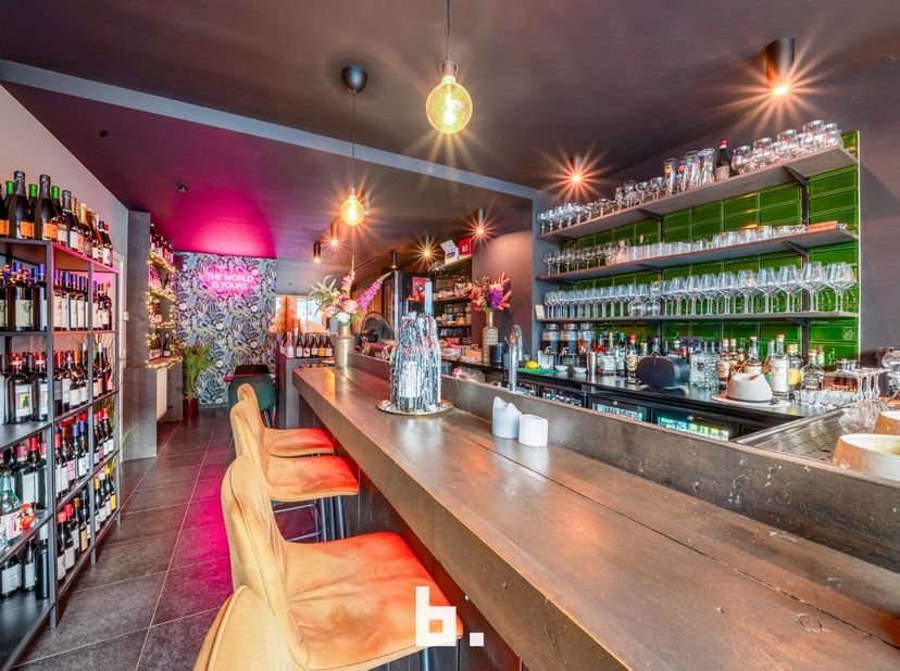 Uitstekend commercieel gelegen handelsgelijkvloers van 86 m², momenteel uitgebaat als wijnbar.<br />
 <br />
Dit aantrekkelijk pand geniet van een ste
