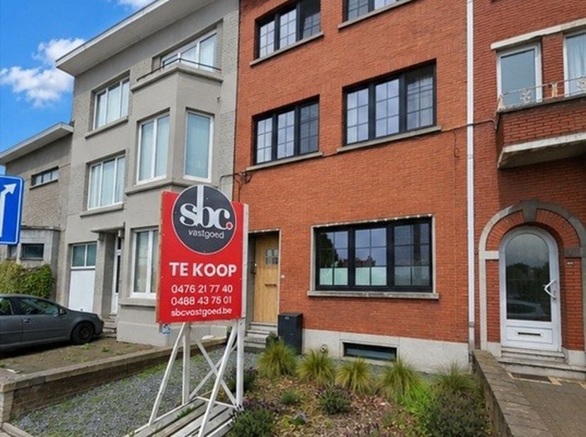 Volledig gerenoveerde stadswoning met 4 slaapkamers, 2 badkamers en ruime privéparking achter de woning. Zeer centraal gelegen net buiten de grote rin