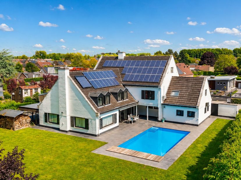Ontdek deze indrukwekkende vrijstaande villa op een royaal perceel, gelegen in een rustige buurt te Laarne (kalken). Deze stijlvolle eigendom combinee