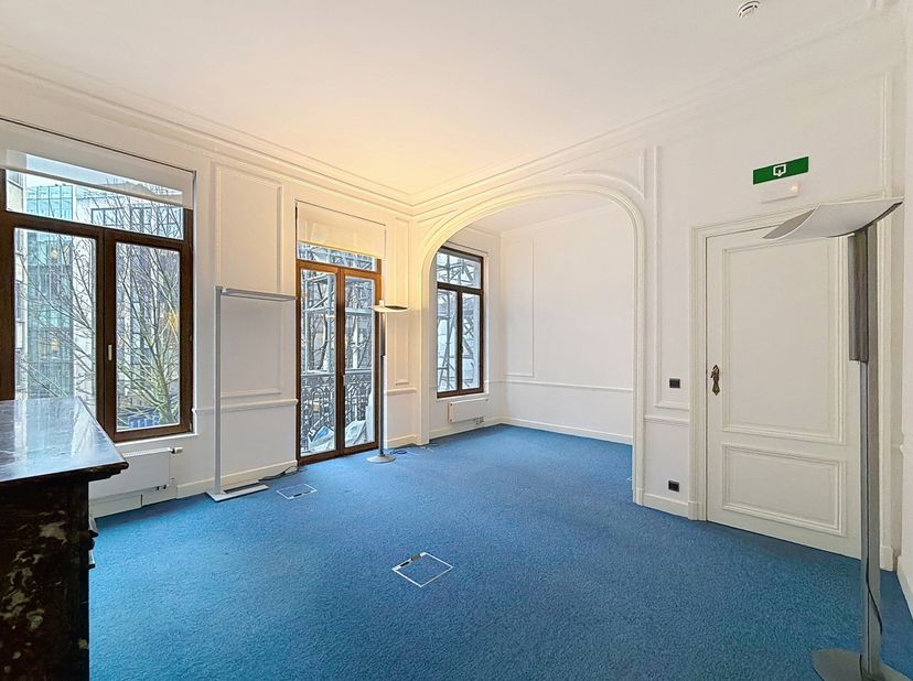 Europese wijk - Mooie kantoorruimte van ongeveer 110 m² gelegen op de 2e verdieping met lift, die een functionele en aangename werkomgeving biedt. Het