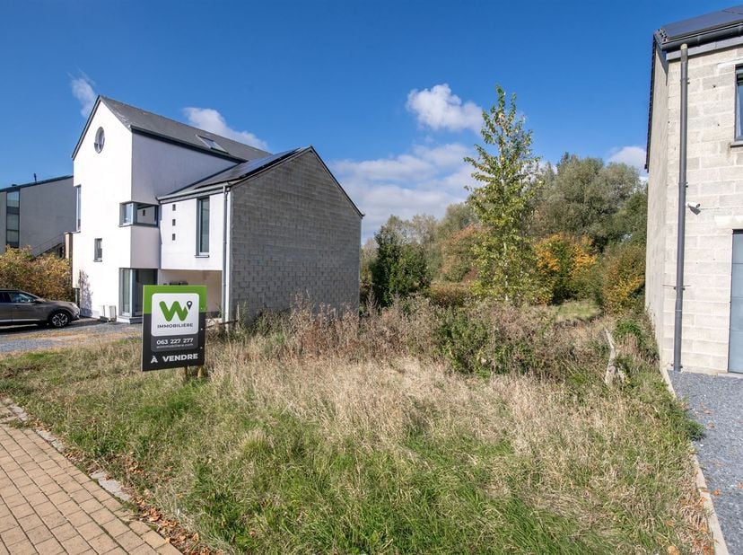 W Immobilière biedt u in Arlon, in een gegeerde en residentiële wijk, een bouwgrond van 604 m² aan, ideaal voor uw toekomstige woning. Het perceel hee