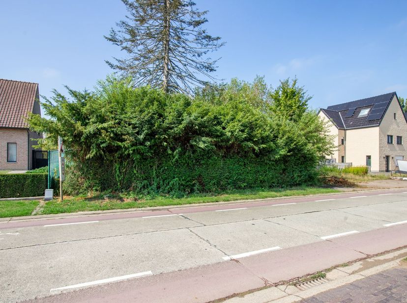 Situé au 169, avenue Saint-Georges à Herk-de-Stad, ce terrain à bâtir spacieux se prête à une construction ouverte ou à deux constructions semi-ouvert