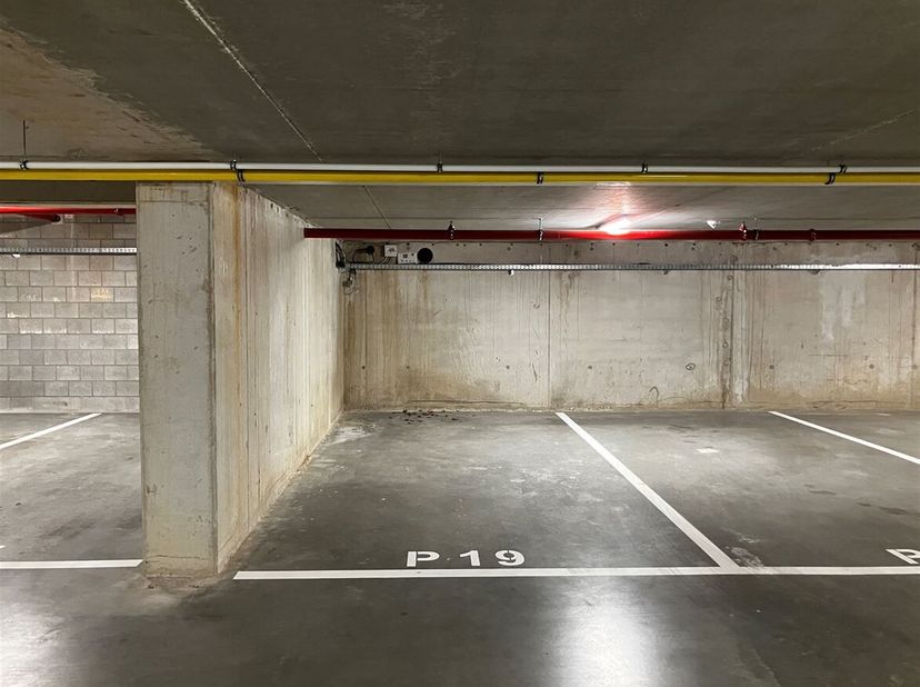 3 ondergrondse staanplaatsen beschikbaar<br />
In deze parkeergarage bieden we nu enkele staanplaatsen te koop aan:<br />
P19 voor  €25.000<br />
P26